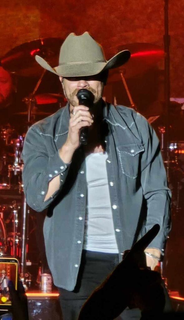 Dustin Lynch Killed The Cowboy Tour Setlist & Concert Review